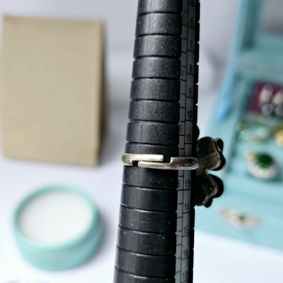 Vintage Black Floral Ring and Earrings Set - Picture 14 of 17